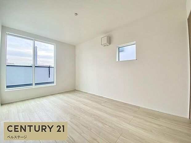 採光たっぷりで明るい洋室。