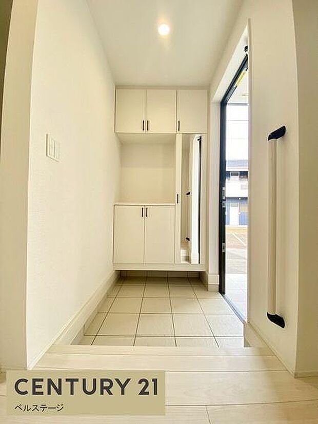 温かく迎えてくれる明るい玄関!