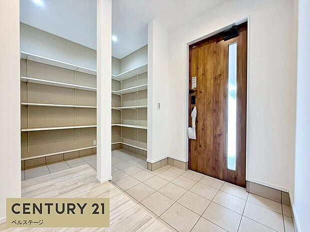 広く温かみのある玄関でほっこりします!