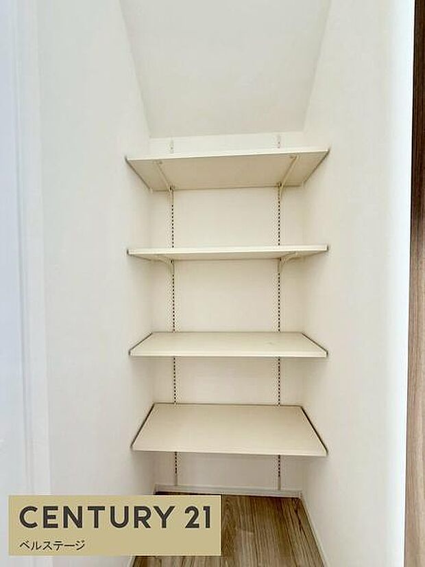 棚付きの収納で色々な物を収納可能です!