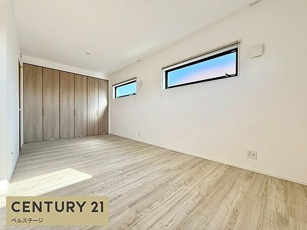 窓からしっかり光が入りポカポカ!