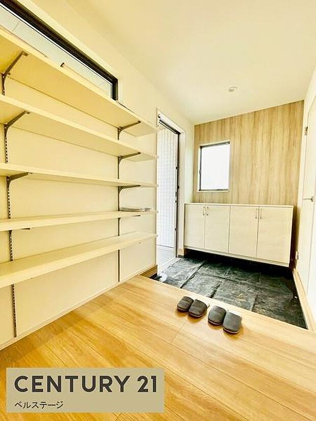 温かく迎えてくれる明るい玄関!