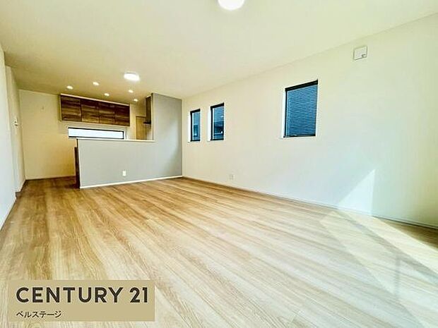 大きな窓からたっぷり陽光が入ります!