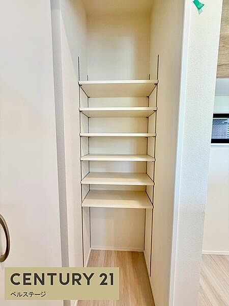 棚付きの収納で色々な物を収納可能