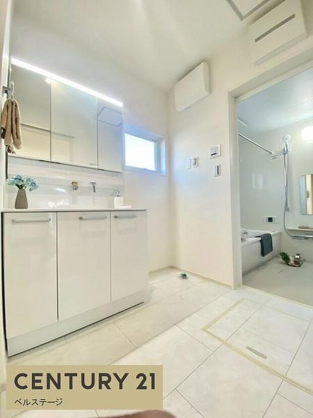 ゆとりある洗面脱衣所。収納も豊富で便利