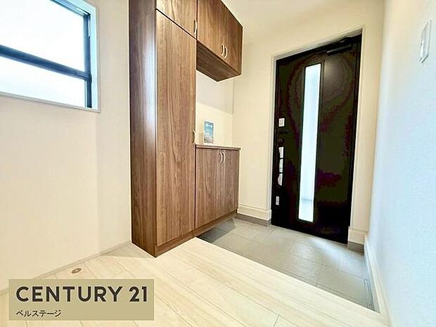 広く温かみのある玄関でほっこりします!