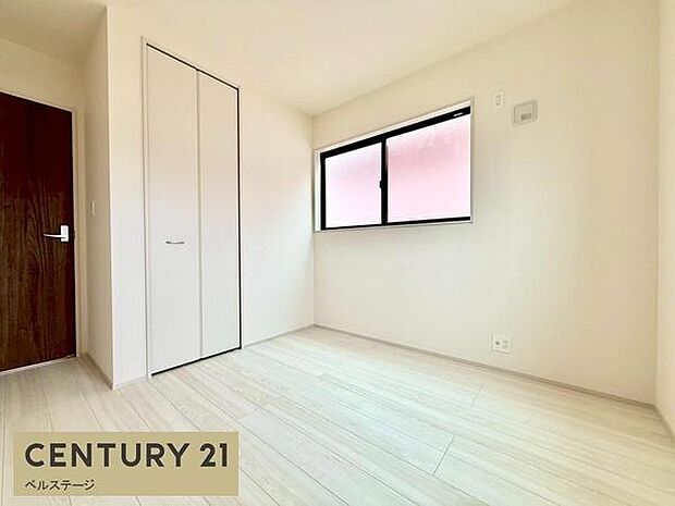 大きな窓で日当たり良好の明るい部屋