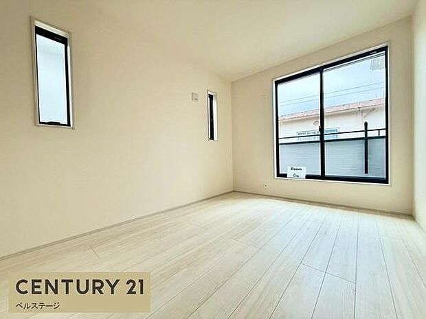 採光たっぷりで明るい洋室。