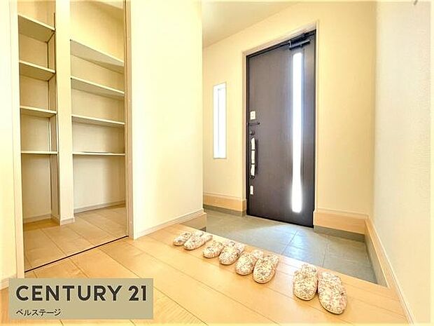 同仕様　温かく迎えてくれる明るい玄関！