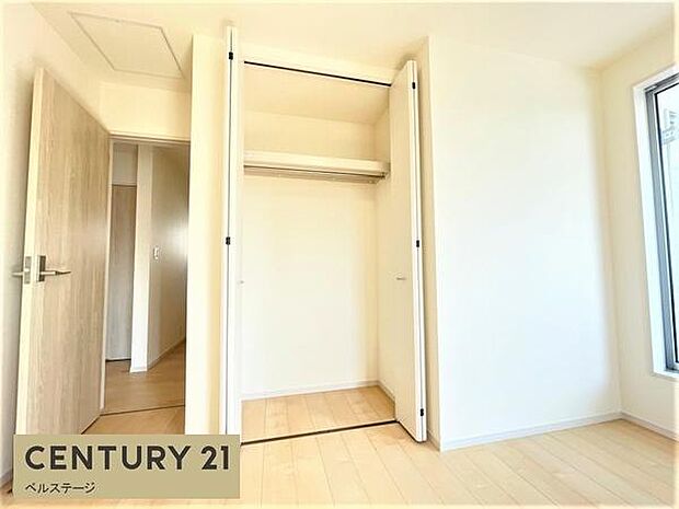 同仕様　棚付きの収納で色々な物を収納可能