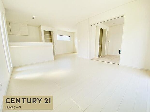 同仕様　日当たり良好、広々としたリビング