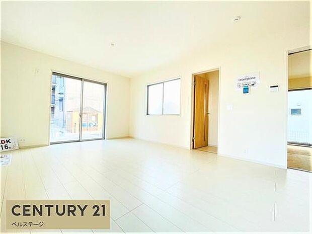 同仕様　日当たり良好、広々としたリビング