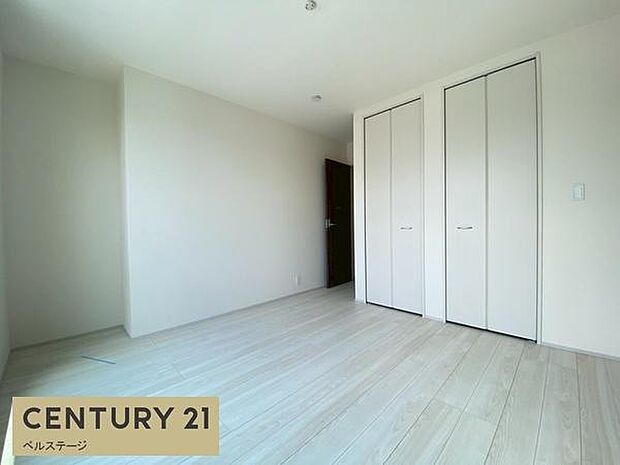 同仕様　収納が付いた洋室でお部屋スッキリ