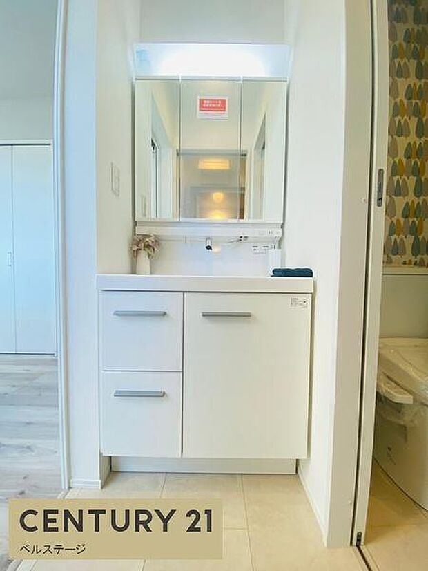 同仕様　広々洗面所で朝の支度も楽々！