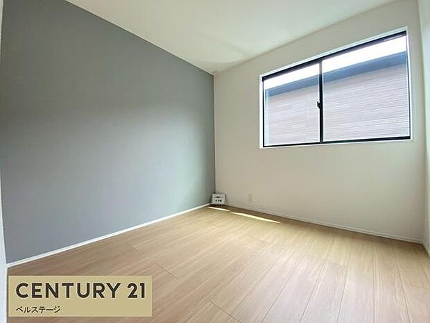 大きな窓からたっぷり陽光が入ります!