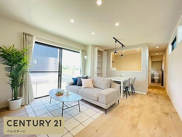 同仕様　ゆったりくつろげる広々リビング！