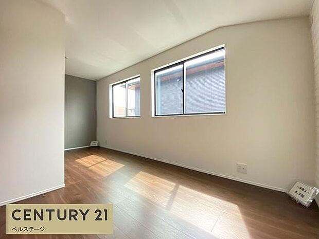 採光の良い洋室になります