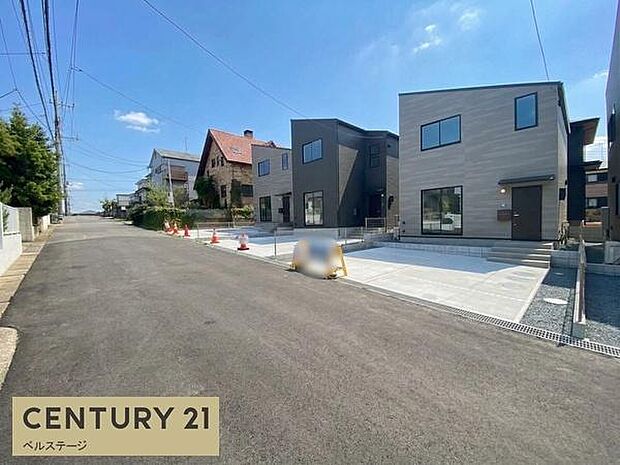 前面道路も広く車のすれ違いも楽々です！