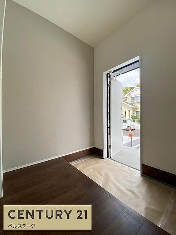 来客を迎える明るい玄関スペース