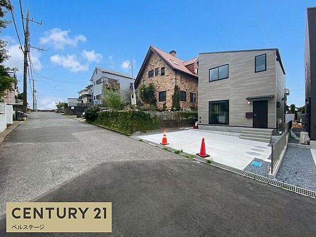 前面道路も広く車のすれ違いも楽々です!