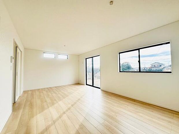 同仕様 日当たり良好、広々としたリビング