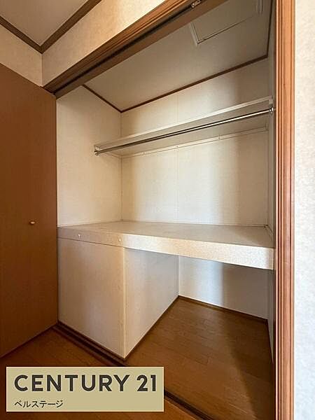 棚付きの収納で色々な物を収納可能です！