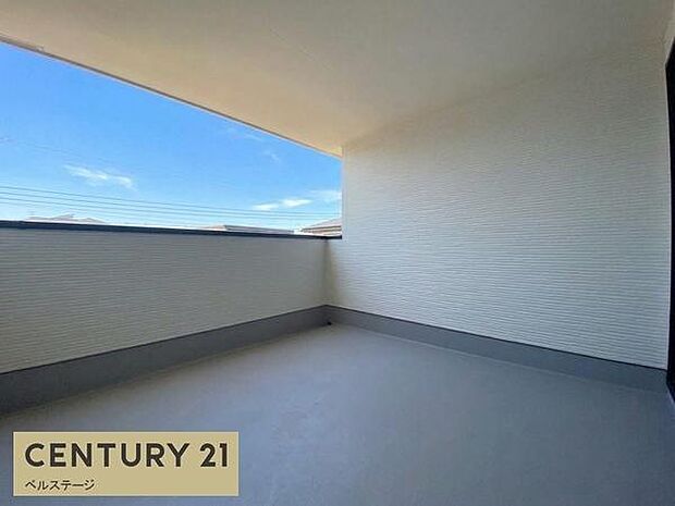 心地よい風と陽光を感じるバルコニー！