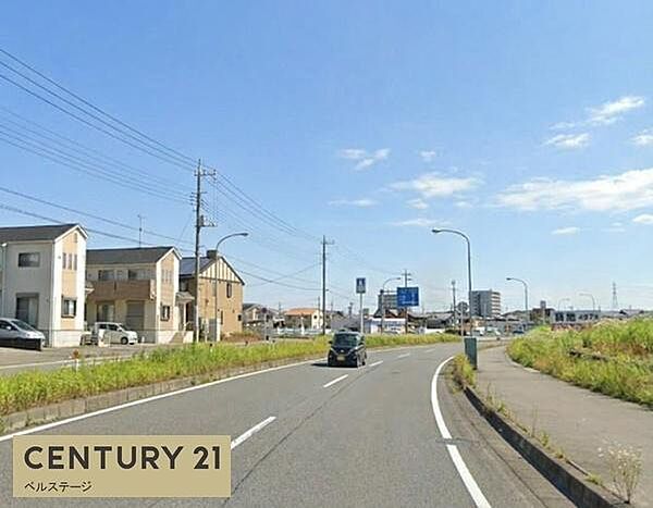 広い前面道路で駐車が苦手な方でも安心