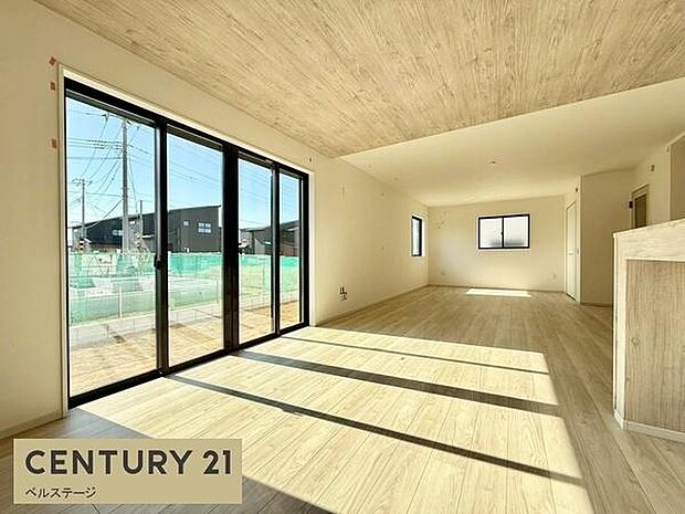 同仕様 日当たり良好、広々としたリビング