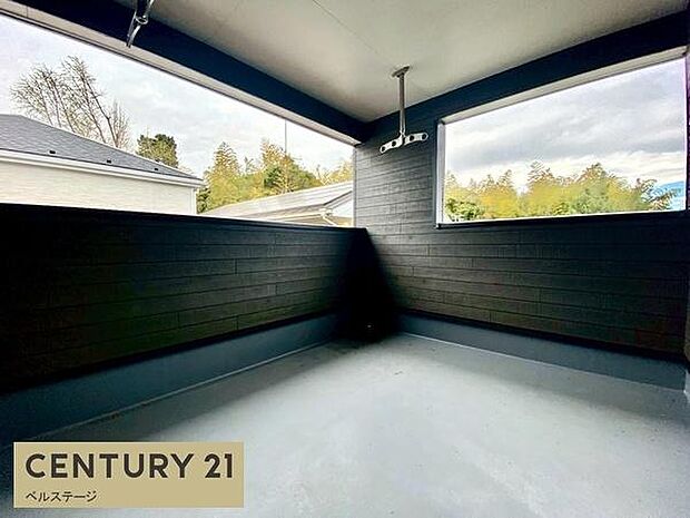 広いバルコニーは布団干しに最適！