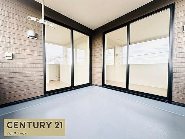 同仕様 広いバルコニーは布団干しに最適!