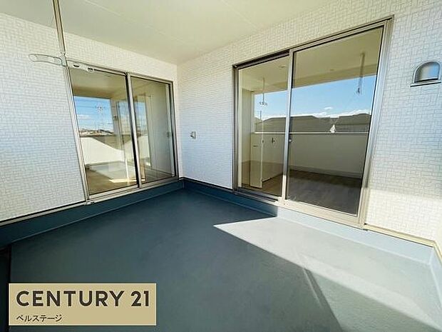 同仕様 広いバルコニーは布団干しに最適!