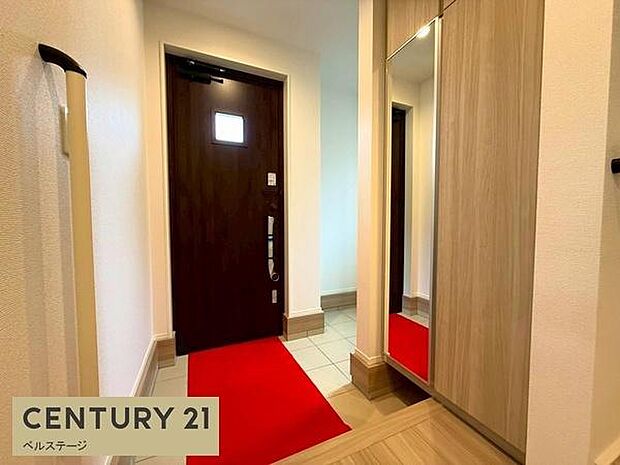 広く温かみのある玄関でほっこりします!