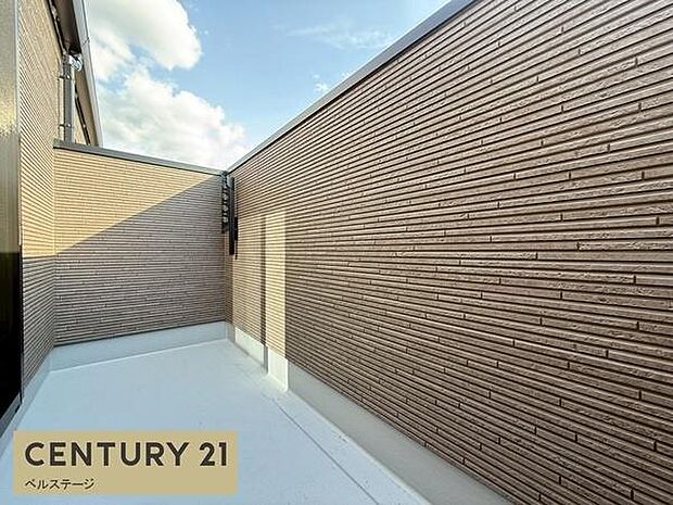 広々のバルコニーでお布団も干せます!