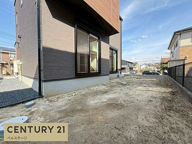 お庭は、お花や鉢植えで彩るのも素敵です