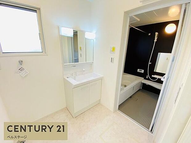 同仕様 広々洗面所で朝の支度も楽々!