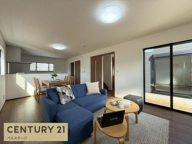 大きな窓からたっぷり陽光が入ります!