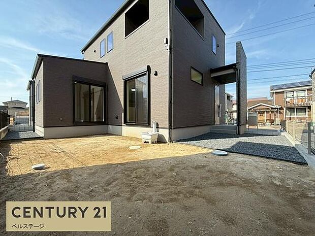 お庭は、お花や鉢植えで彩るのも素敵です