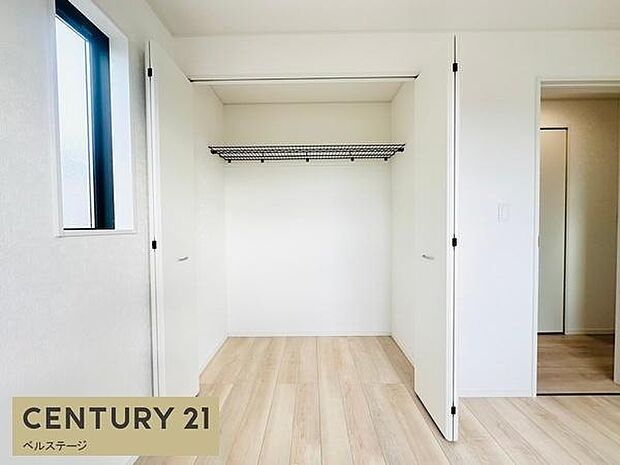 同仕様 棚付きの収納で色々な物を収納可能