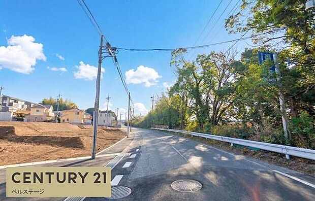 見通しの良い道路で、車の運転も安心です!