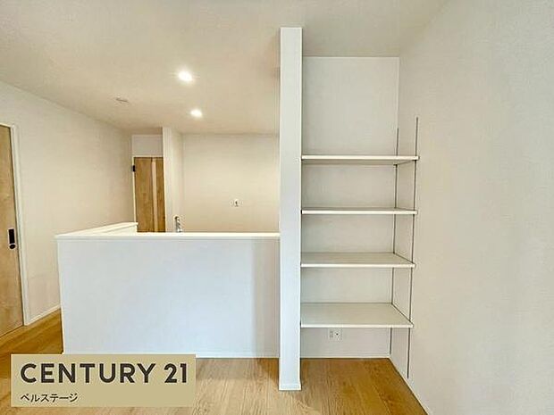 棚付きの収納で色々な物を収納可能です!