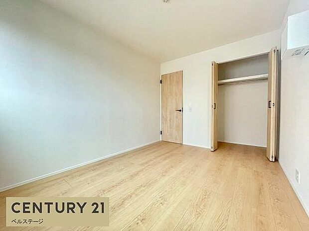 明るい洋室で気分も上がります!