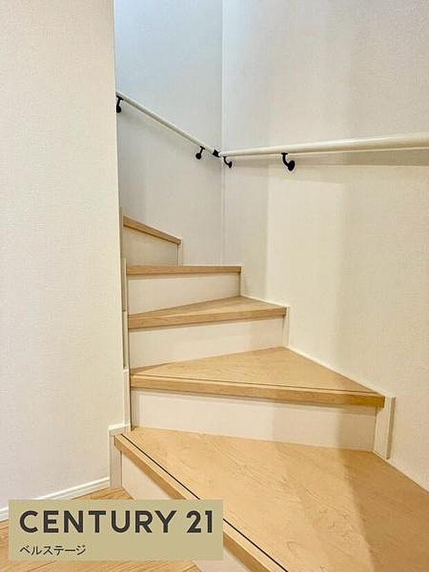 木のぬくもりを感じる落ち着いた階段です!