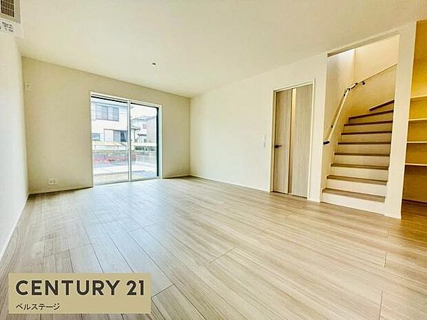 大きな窓からたっぷり陽光が入ります!