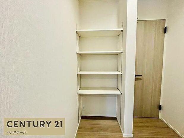 棚付きの収納で色々な物を収納可能です!