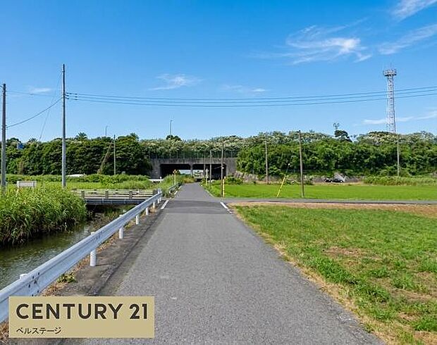 見通しの良い道路で、車の運転も安心です!
