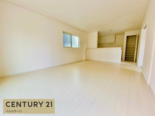 同仕様 日当たり良好、広々としたリビング