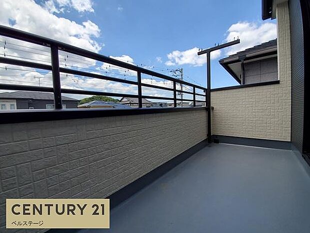 同仕様 広々バルコニーで洗濯物もラクチン