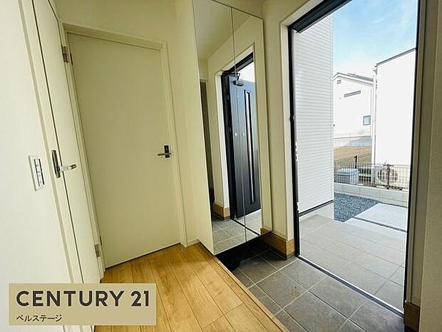 同仕様 家族を温かく迎えてくれる玄関!