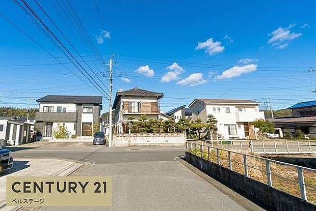 見通しの良い道路で、車の運転も安心です!